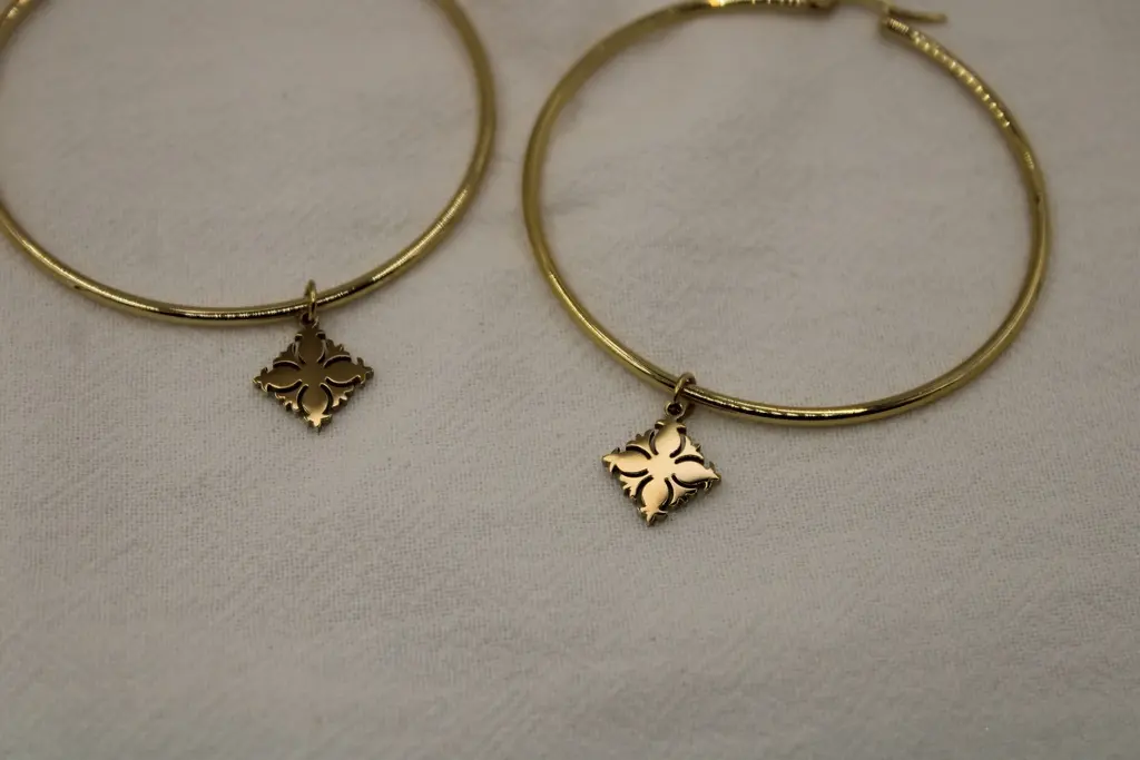 'Ara_Tivaevae_Hoop_Earrings_GOLD-2.webp